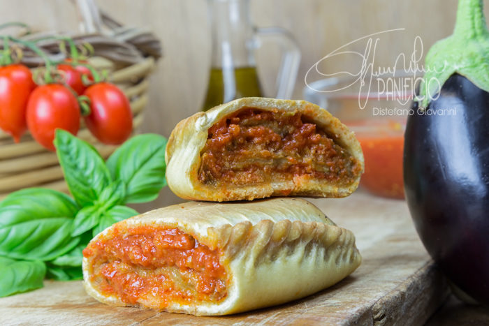 scaccia melanzana pomodoro mollica-Scacce