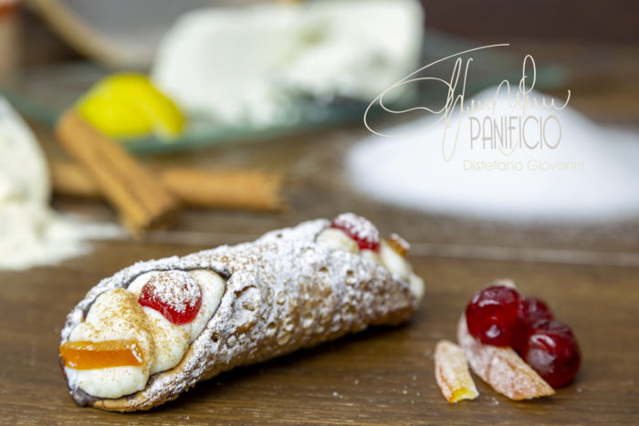 cannolo di ricotta siciliano